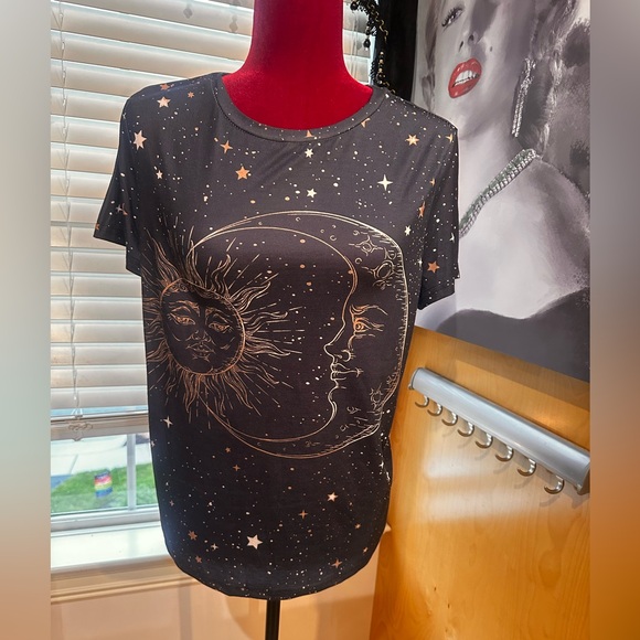 Women’s sun and moon T-shirt
Size Large - Picture 1 of 8